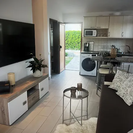 شقة Buzzstays: 1-bed Bungalow, Garden, Near Yumbo &