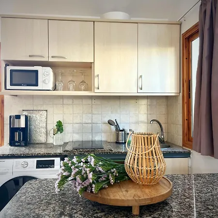 Buzzstays: 1-bed Bungalow, Garden, Near Yumbo & Apartament