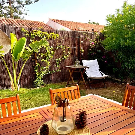 شقة Buzzstays: 1-bed Bungalow, Garden, Near Yumbo & ماسبالوماس